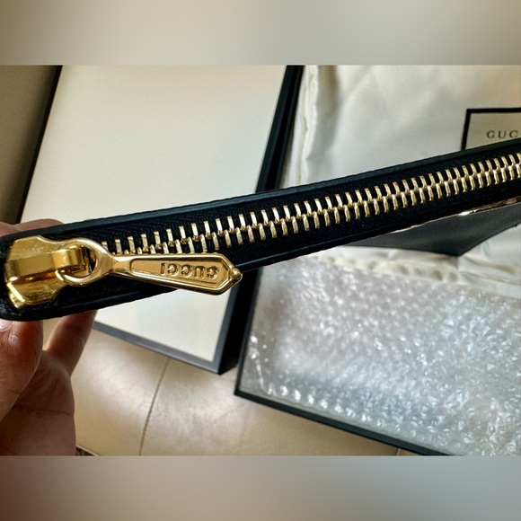 GUCCI▪️Grained Leather Zumi Pouch - Picture 5 of 11